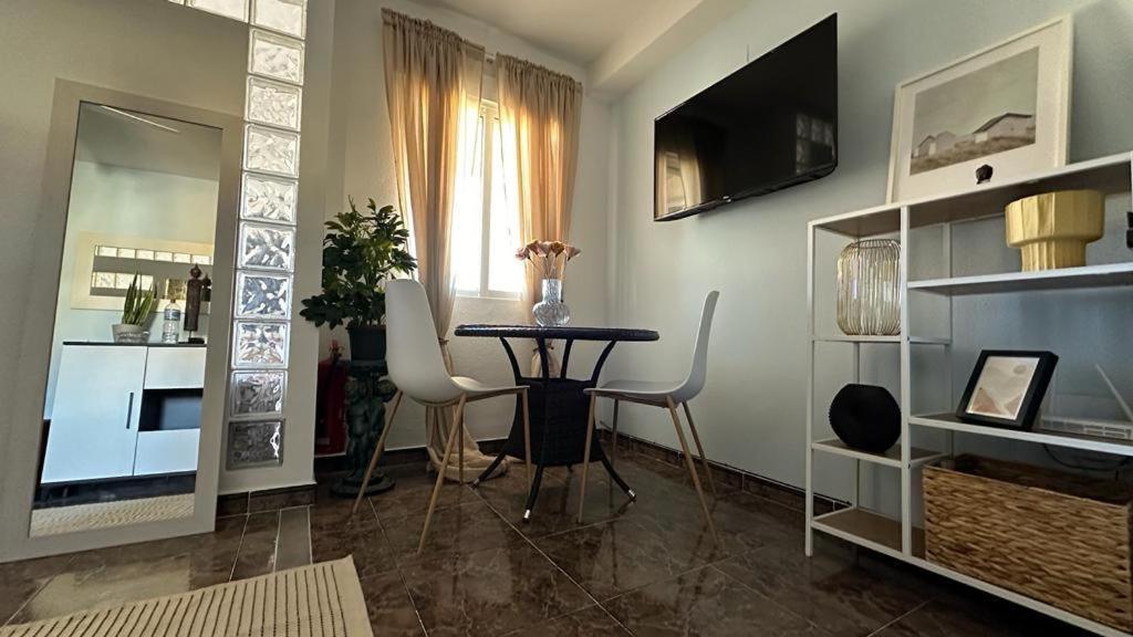 Playa De Los Naufragos Cozy Apartment With Pool تورّيفيِخا المظهر الخارجي الصورة