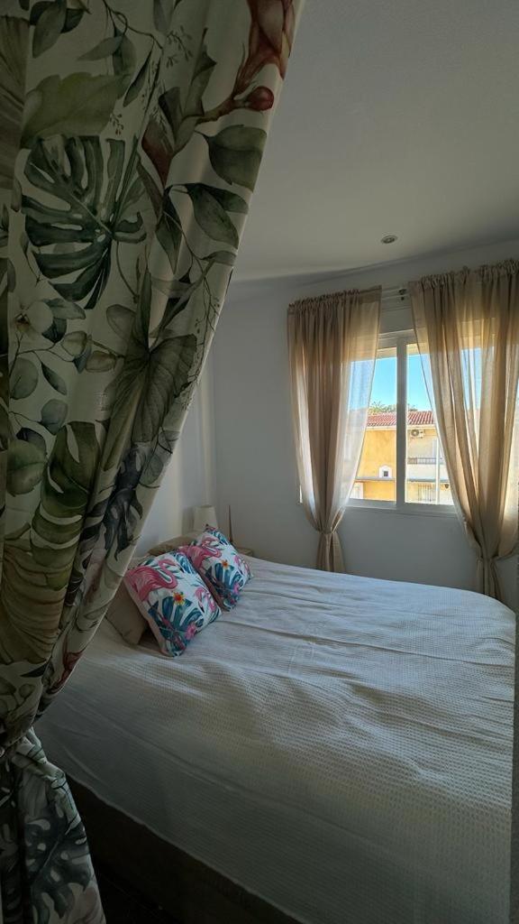 Playa De Los Naufragos Cozy Apartment With Pool تورّيفيِخا المظهر الخارجي الصورة