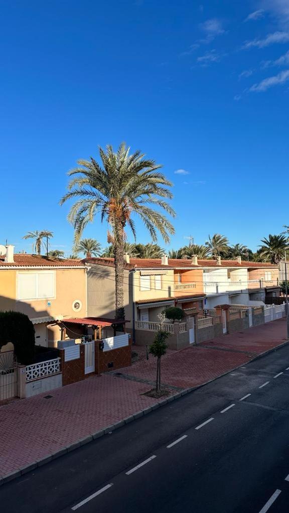 Playa De Los Naufragos Cozy Apartment With Pool تورّيفيِخا المظهر الخارجي الصورة