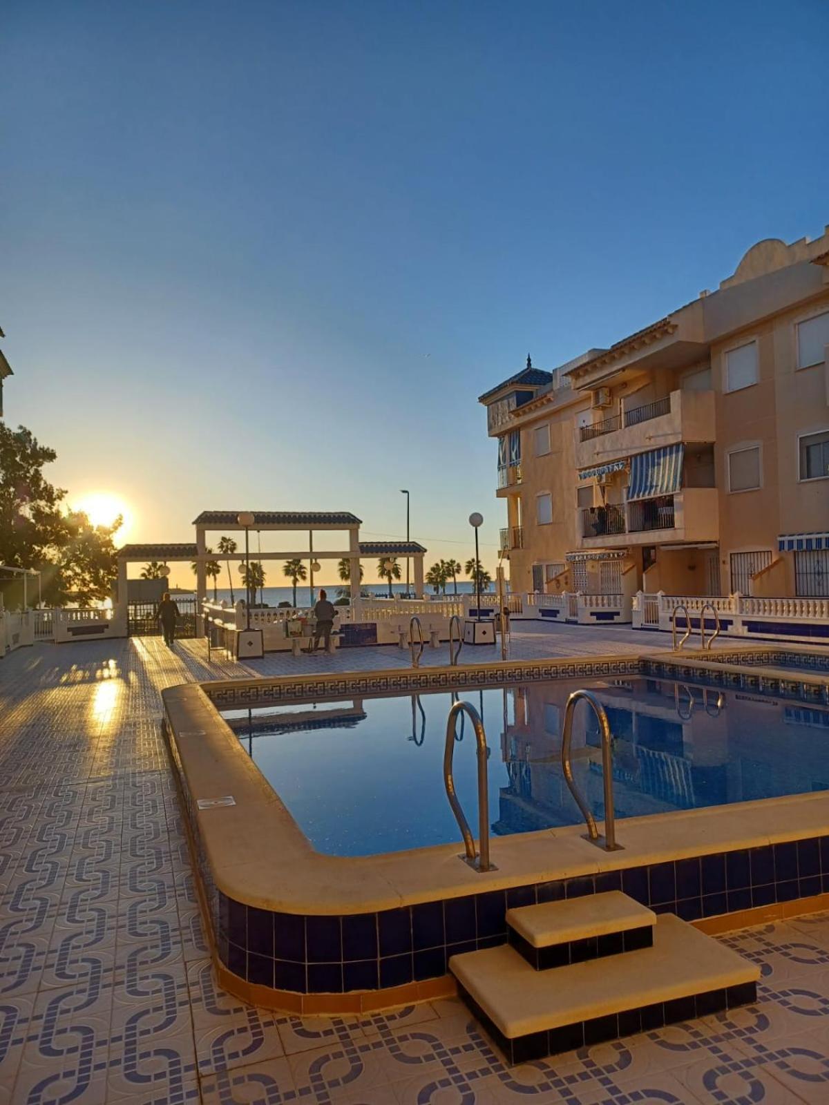 Playa De Los Naufragos Cozy Apartment With Pool تورّيفيِخا المظهر الخارجي الصورة